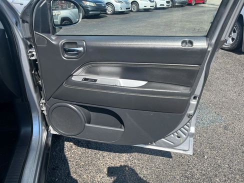 Used 2017 Jeep Compass Latitude image 27