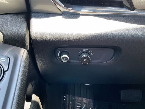 Used 2022 Chevrolet Traverse LT FWD image 33