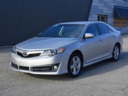 Used 2013 Toyota Camry SE FWD image 2