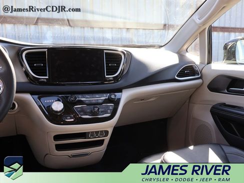Used 2024 Chrysler Pacifica Touring-L image 13