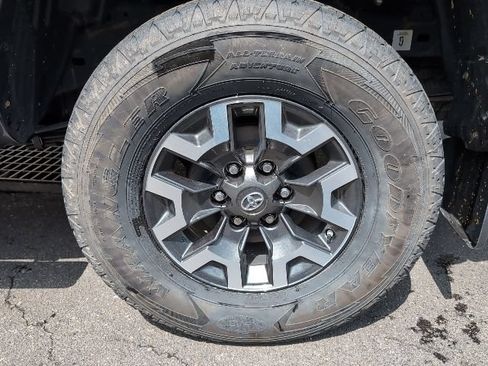 Used 2020 Toyota Tacoma TRD Off-Road AWD/4WD image 11