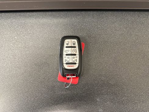 Used 2023 Chrysler Pacifica Touring-L image 8