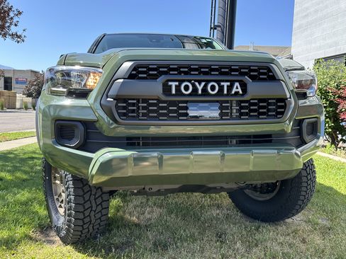 Used 2022 Toyota Tacoma SR5 w/ Trail Edition image 3