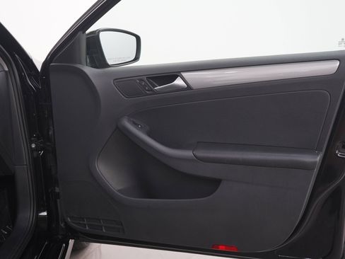 Used 2017 Volkswagen Jetta S w/ Jetta S Cold Weather Package FWD image 9