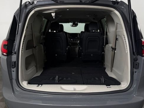 Used 2022 Chrysler Pacifica Touring-L FWD image 11