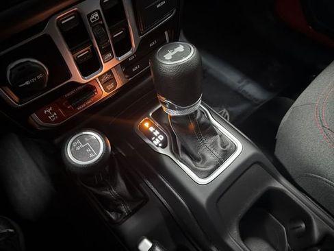 Used 2025 Jeep Wrangler Unlimited Rubicon w/ Convenience Group AWD/4WD image 26