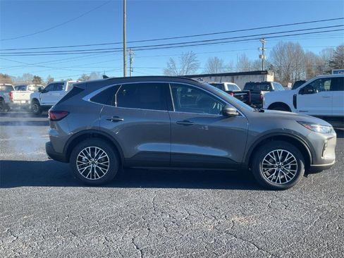 New 2025 Ford Escape SE FWD image 4