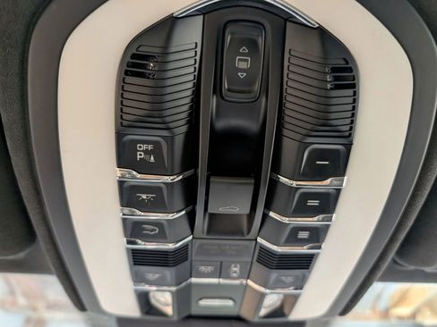 Used 2016 Porsche Cayenne GTS AWD/4WD image 18