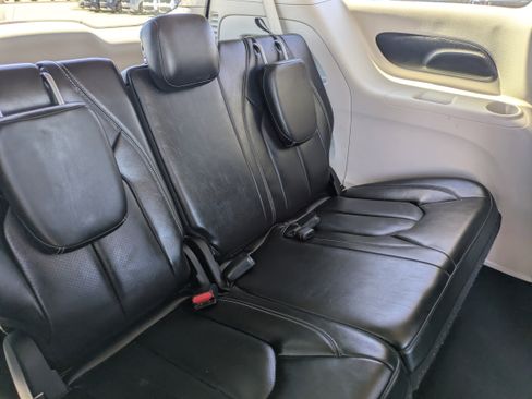 Used 2023 Chrysler Pacifica Touring-L image 15