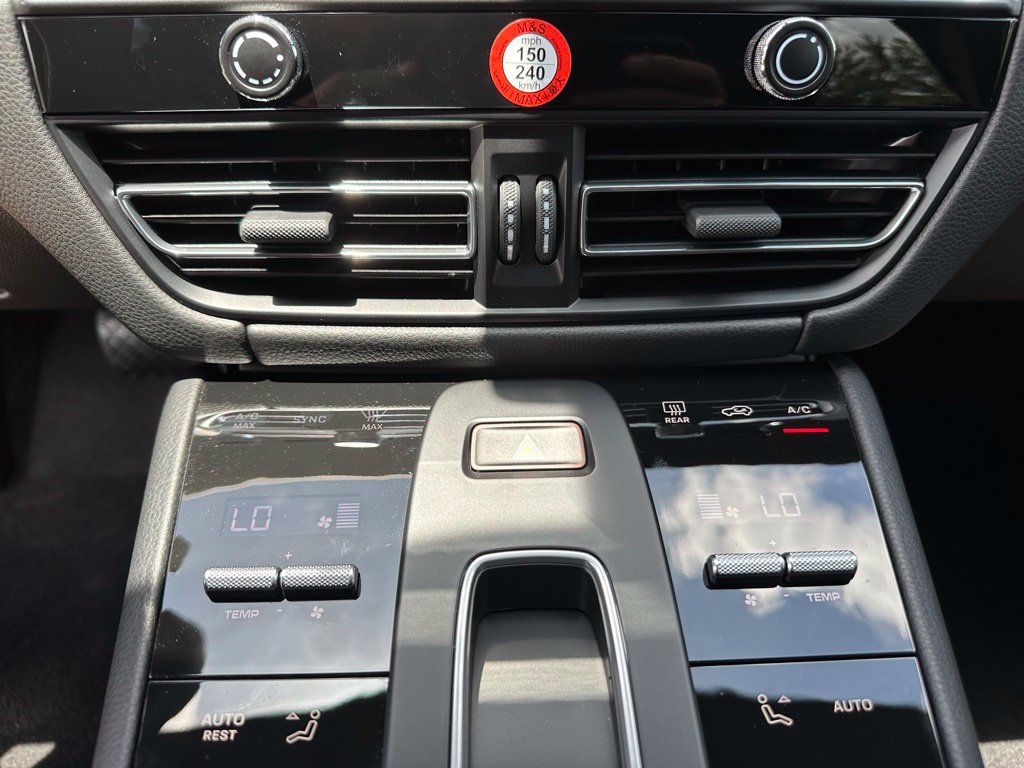 Used 2026 Porsche Macan AWD/4WD image 37