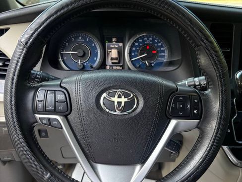 Used 2016 Toyota Sienna XLE FWD image 19