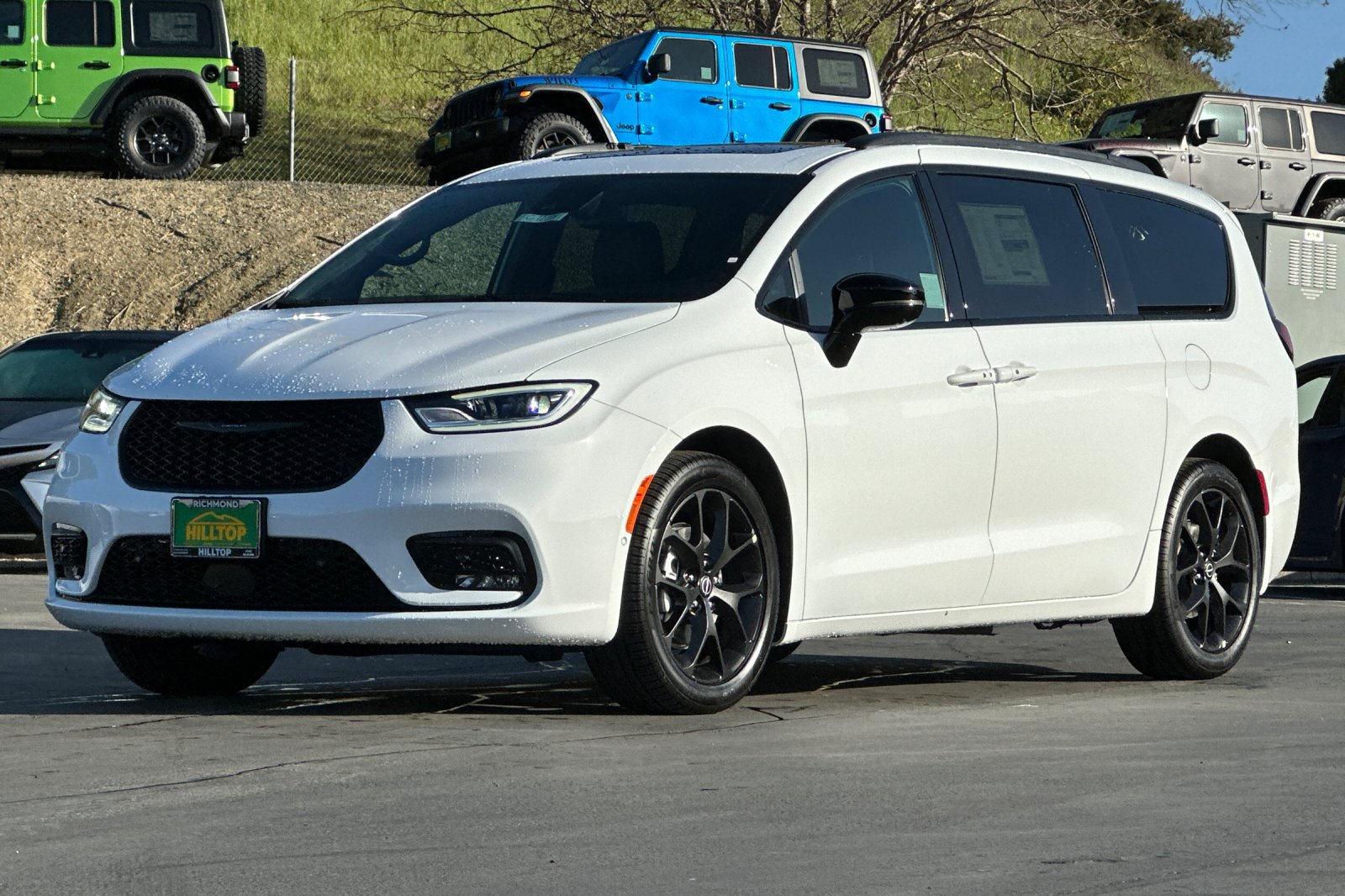 New 2026 Chrysler Pacifica Select w/ S Appearance Package FWD image 8