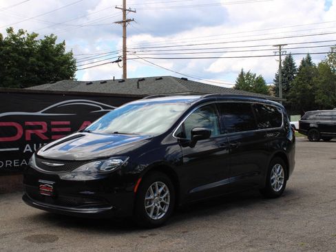 Used 2021 Chrysler Voyager Lxi FWD image 1