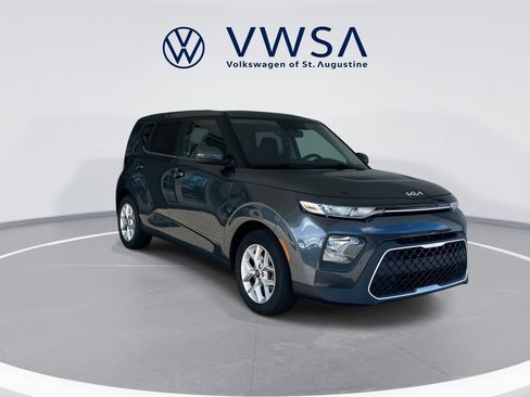 Used 2022 Kia Soul LX w/ Technology Package FWD image 2