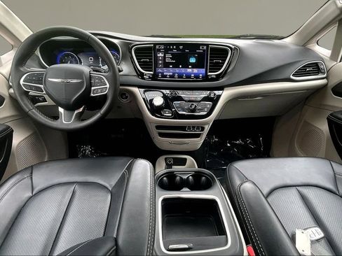 Used 2024 Chrysler Pacifica Touring-L FWD image 6