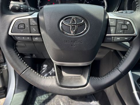 Used 2025 Toyota Highlander LE FWD image 29