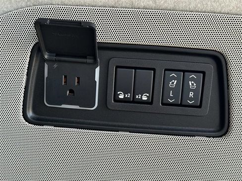 Certified 2025 Cadillac Escalade ESV Premium Luxury Platinum w/ LPO, Radiant Package image 14