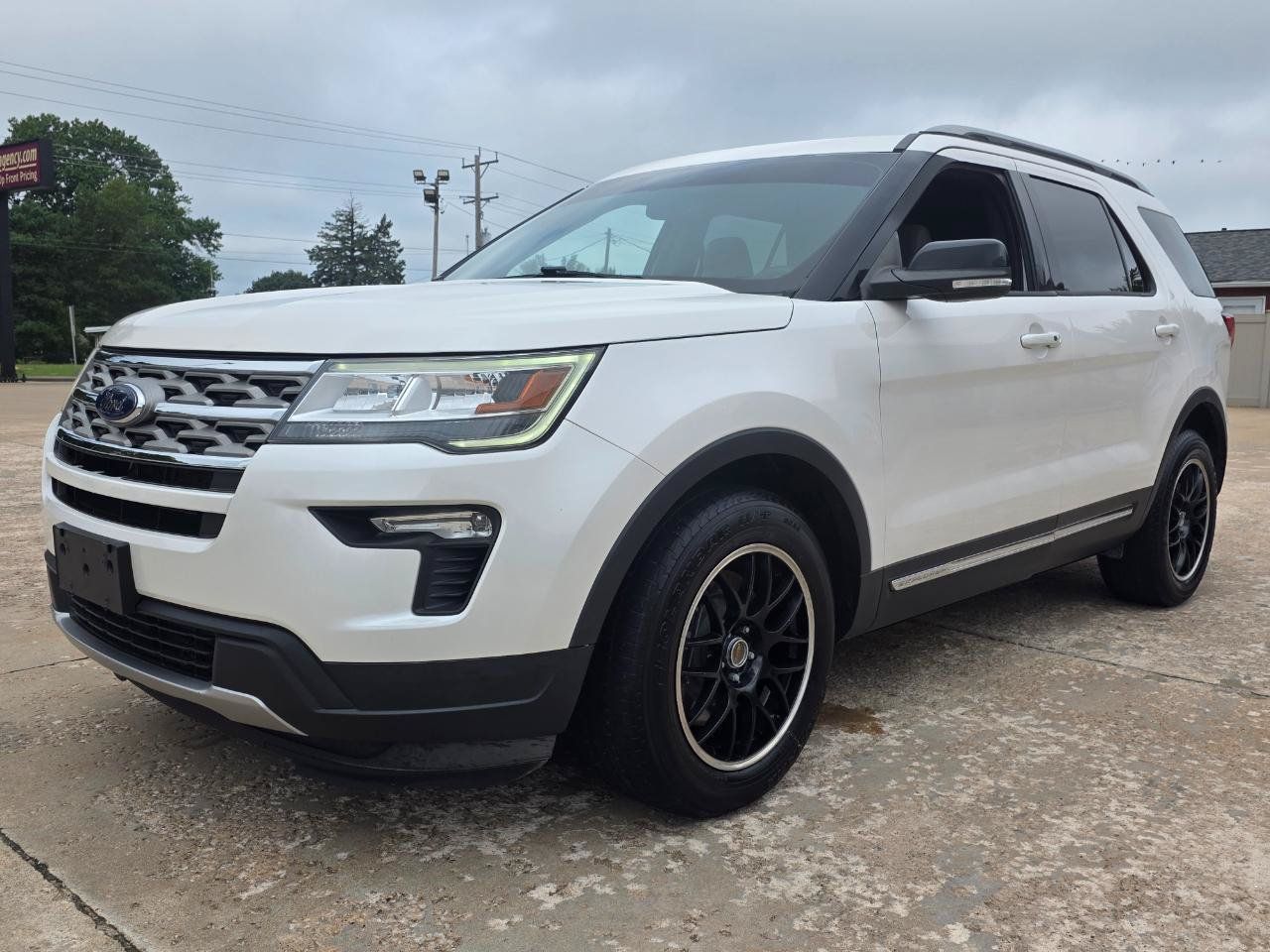 Used 2018 Ford Explorer XLT w/ Equipment Group 201A FWD image 2