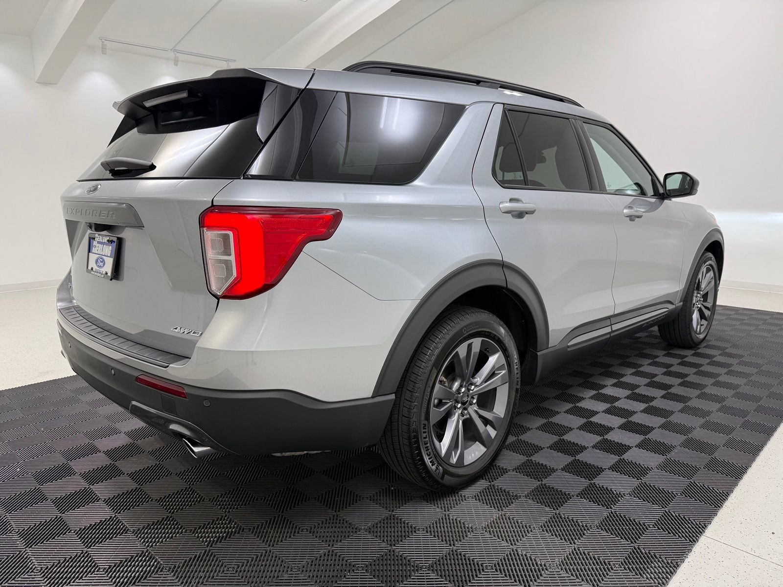 Used 2024 Ford Explorer XLT w/ Equipment Group 202A AWD/4WD image 8
