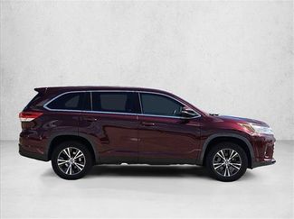 Used 2019 Toyota Highlander LE FWD video 4