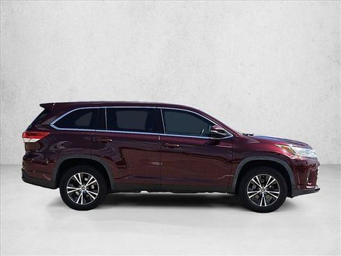 Used 2019 Toyota Highlander LE FWD image 4