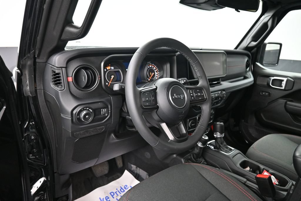 Used 2025 Jeep Wrangler Unlimited Rubicon AWD/4WD image 17