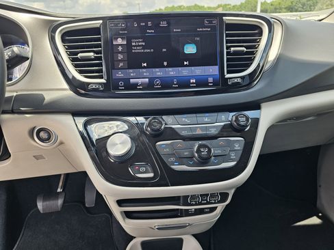 Used 2022 Chrysler Pacifica Touring-L FWD image 24