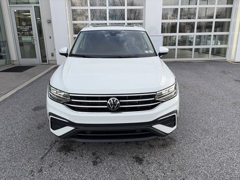 Used 2024 Volkswagen Tiguan SE w/ Panoramic Sunroof Package image 2