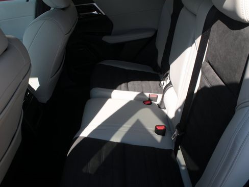 New 2025 Mitsubishi Outlander SE image 13