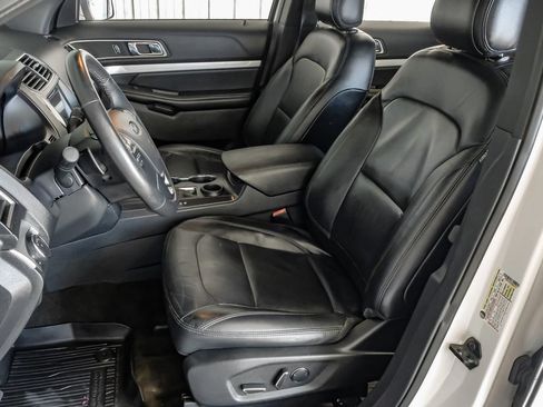 Used 2017 Ford Explorer XLT w/ Equipment Group 202A FWD image 28