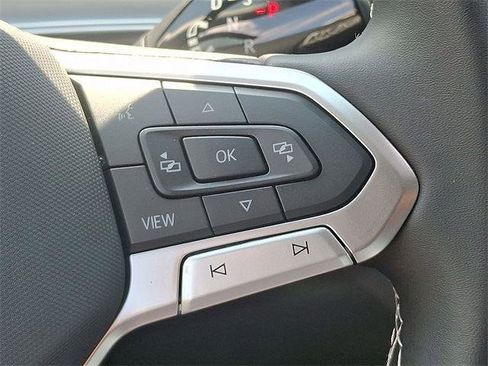 New 2025 Volkswagen Tiguan SE image 18