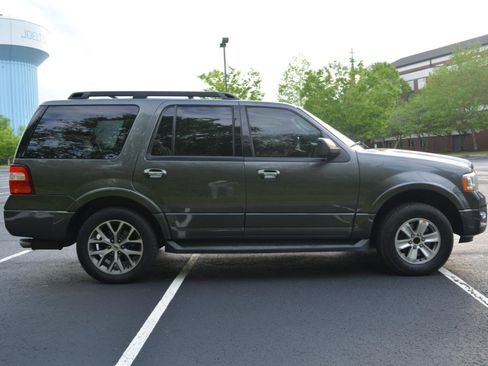 Used 2017 Ford Expedition XLT w/ Equipment Group 202A image 4