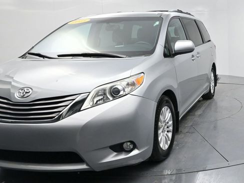 Used 2015 Toyota Sienna XLE image 3