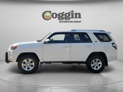 Used 2018 Toyota 4Runner SR5 AWD/4WD image 2