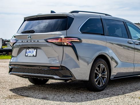 Used 2024 Toyota Sienna XSE w/ XSE Plus Package AWD/4WD image 18
