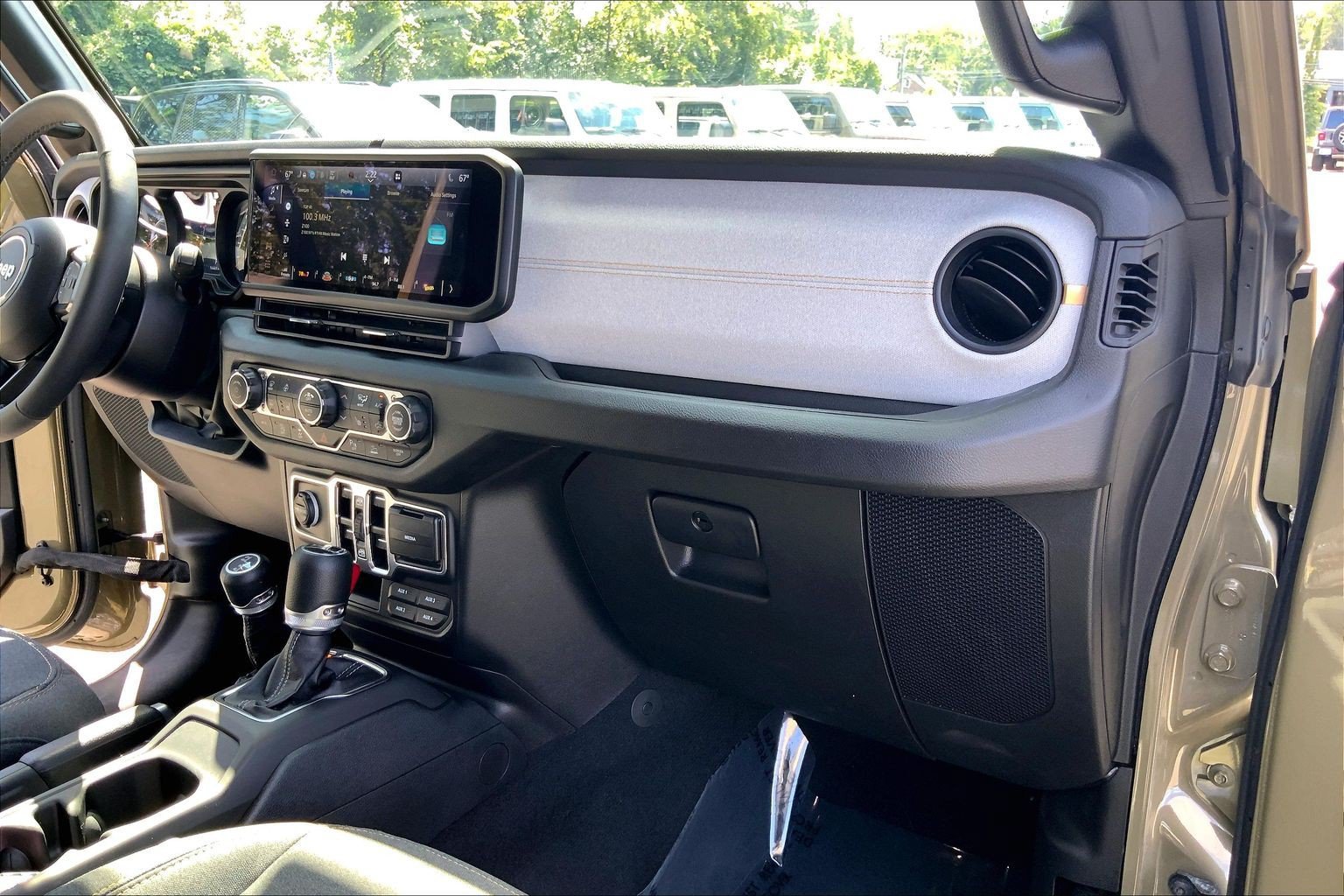 Certified 2025 Jeep Gladiator Sport AWD/4WD image 18
