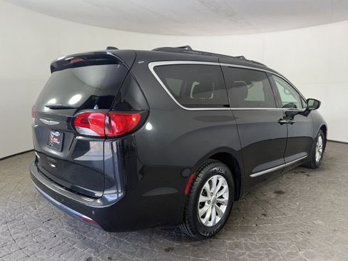 Used 2017 Chrysler Pacifica Touring-L FWD image 9