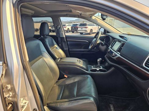 Used 2015 Toyota Highlander Limited w/ Driver Technology Package FWD image 10