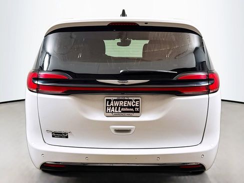 Used 2025 Chrysler Pacifica Select image 5
