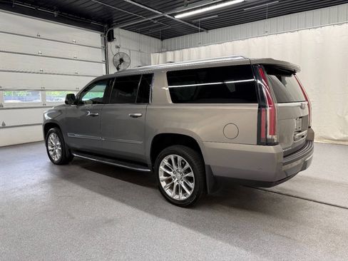 Used 2019 Cadillac Escalade ESV Luxury AWD/4WD image 2