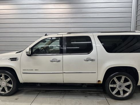Used 2011 Cadillac Escalade ESV Premium image 7