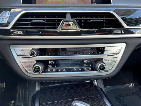 Used 2022 BMW 750i xDrive w/ M Sport Package AWD/4WD image 15