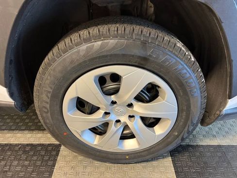 Used 2021 Toyota RAV4 LE image 9