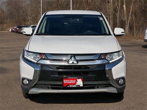 Used 2018 Mitsubishi Outlander SE image 2
