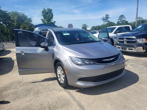 Used 2017 Chrysler Pacifica Touring w/ Tire & Wheel Group FWD image 79