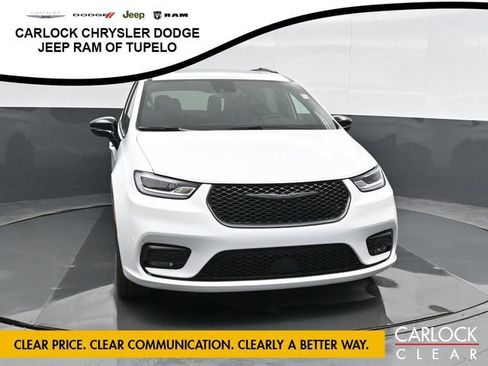 New 2026 Chrysler Pacifica Limited w/ Uconnect Theater Family Group image 5