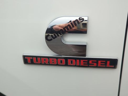 Used 2018 RAM 2500 SLT w/ Luxury Group image 9