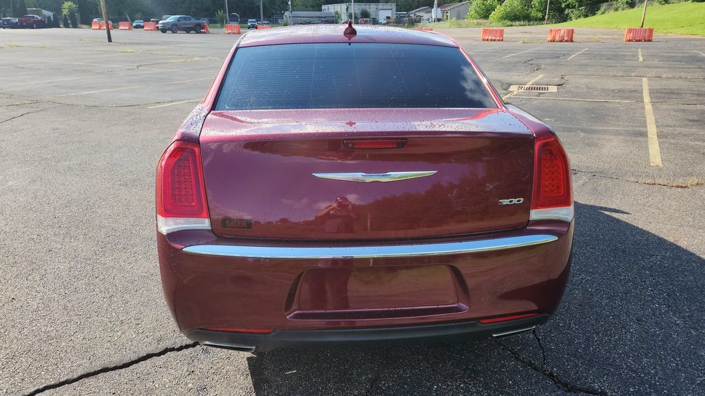 Used 2018 Chrysler 300 Touring RWD image 10