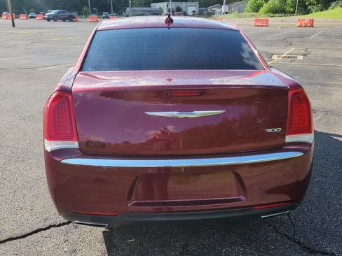 Used 2018 Chrysler 300 Touring RWD image 10
