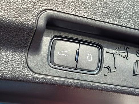 Used 2020 Ford Explorer Limited image 12